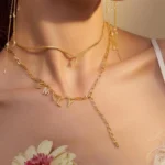 Ataç zincir Y model isim kolye — V yakalı kombinde, 925 ayar gümüş üzerine altın kaplama